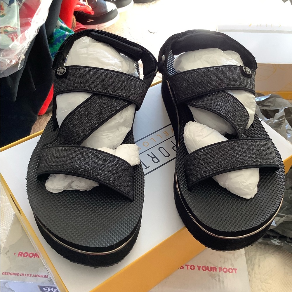 SportyB tayana yellow box sandal size 7.5 NIB
Yellow box black metallic
